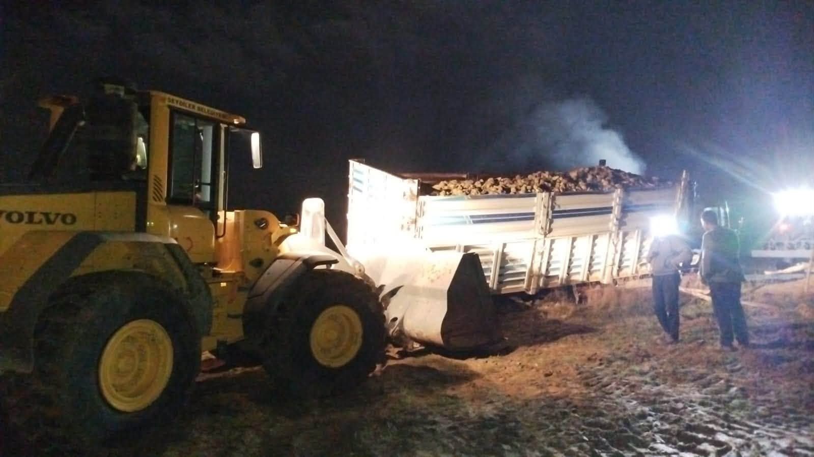 Kastamonu'da Pancar Yüklü Araçlar Tarlada Mahsur Kaldı (1)