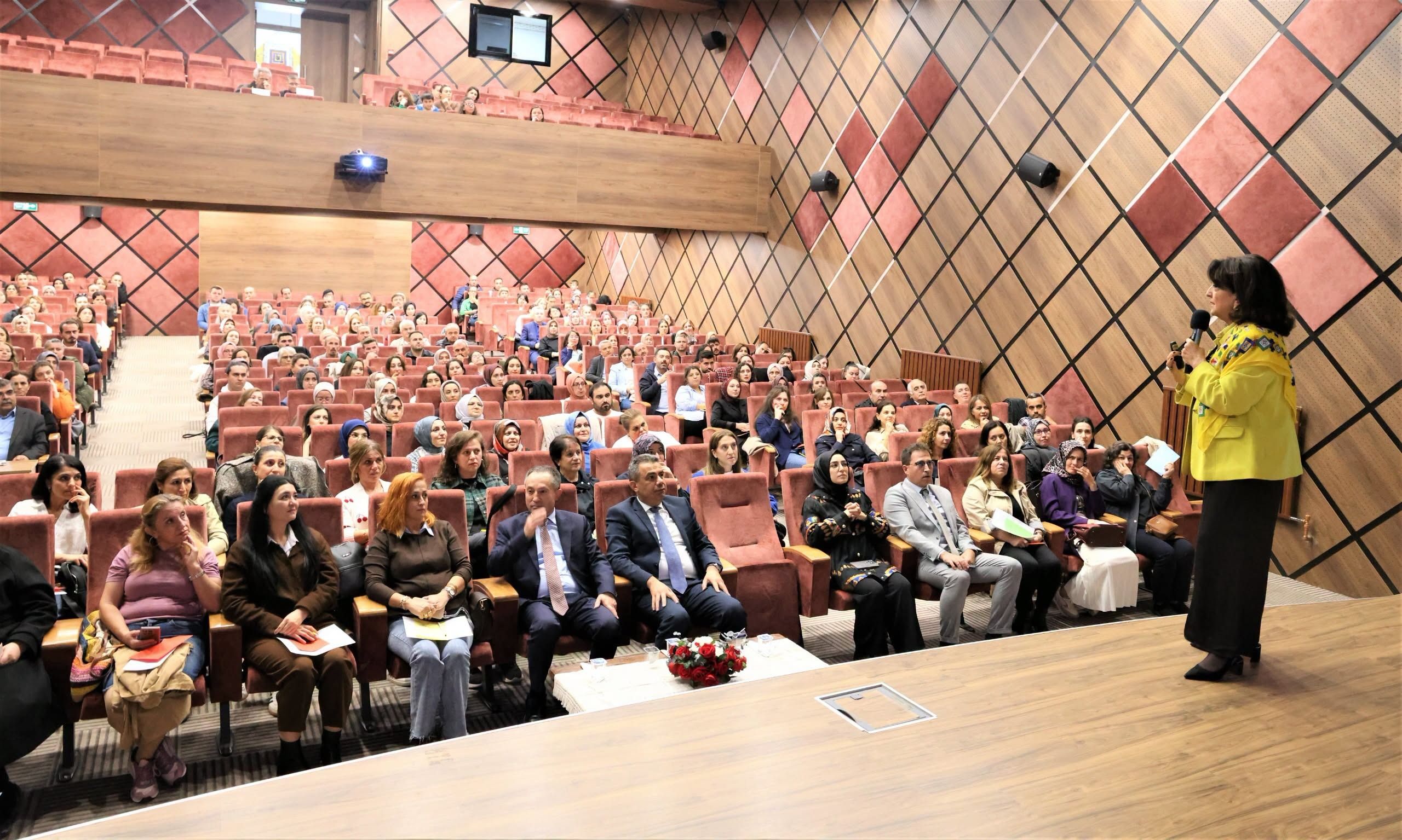 Öğretmenlere Çocuk Gelişiminde Oyunun Önemi Anlatıldı (3)