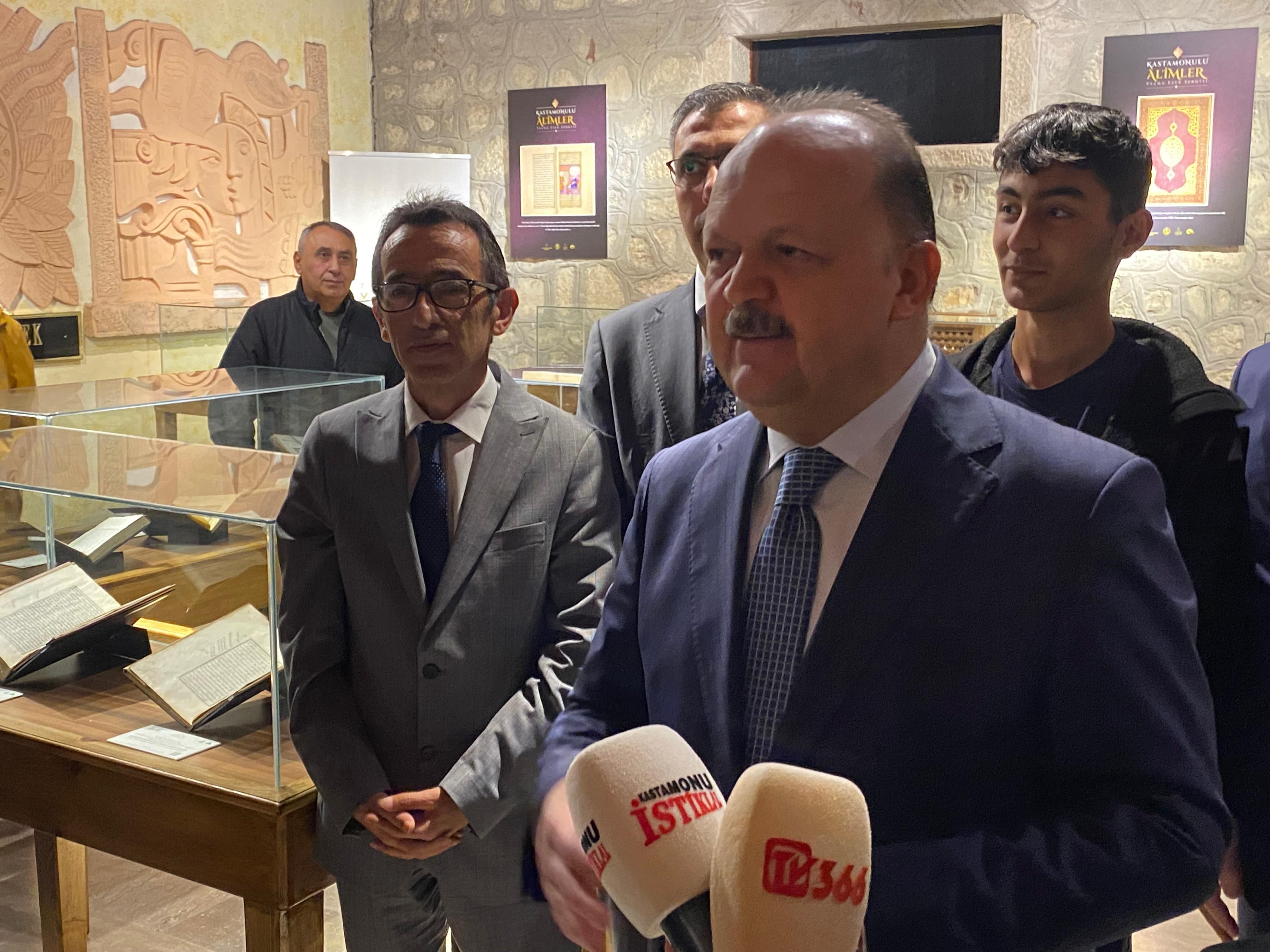 vali meftun dallı yazma eserler sergisi